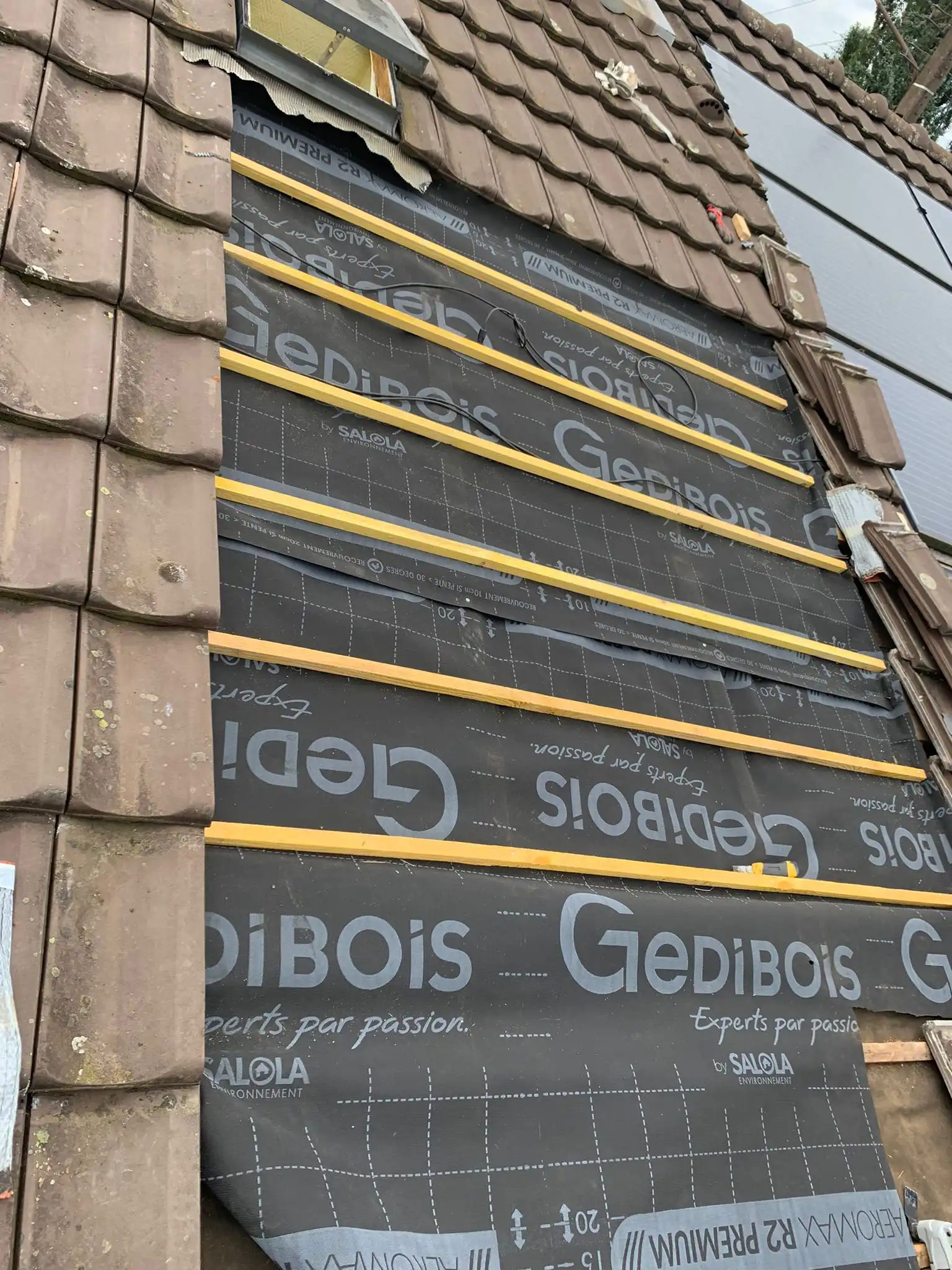 charpente & pose de tuiles en cours