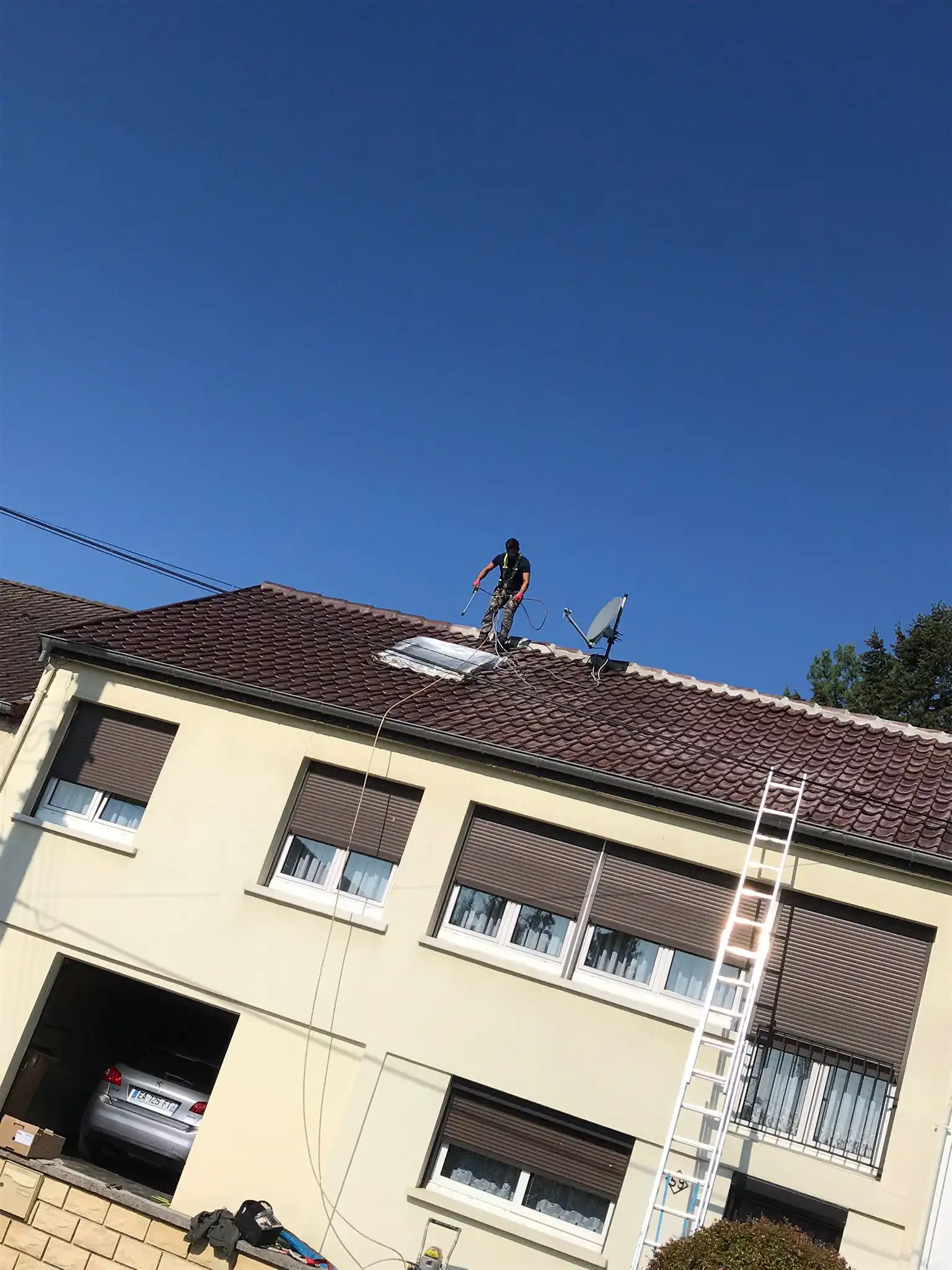 pose de velux & traitement de toiture en cours